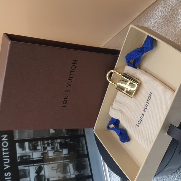 Auth ⚘️NEW 💗Louis Vuitton LOCK 🔐 #443- Rare W/LV box -full inclusion- - Picture 8 of 10